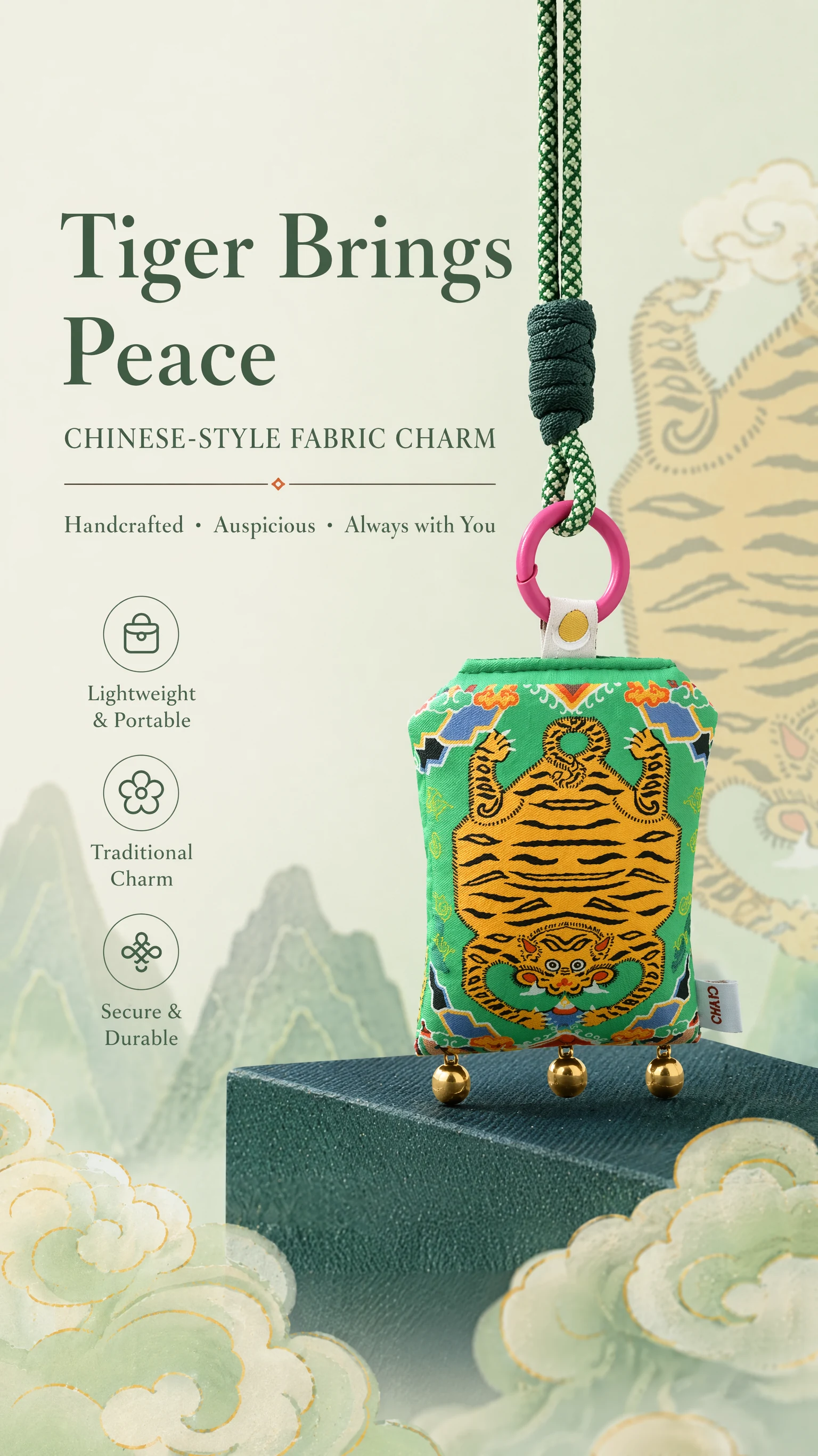 Cartel de producto con un amuleto de tela con estampado de tigre y un cordón verde anudado.