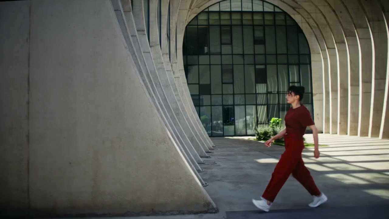 Allbirds鞋履广告拆解｜建筑跑酷型AI视频提示词